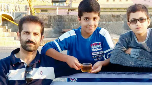 بوسه دو پسر بر قاب عکس پدر / روایت  دلتنگی علی و عباس ذوالفقار نسب برای اغوش پدر شهید شان + عکس