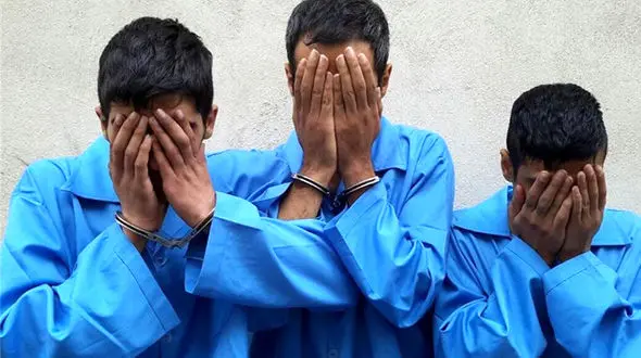 5 مرد با یک زن جوان در مخفیگاه در حال خوشگذرانی بودند که پلیس سر رسید