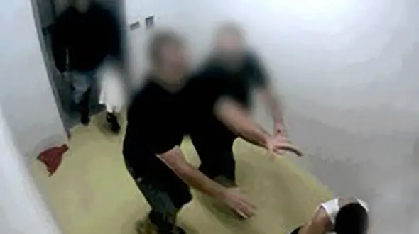 اعتراض به شکنجه کودکان عریان در استرالیا+عکس