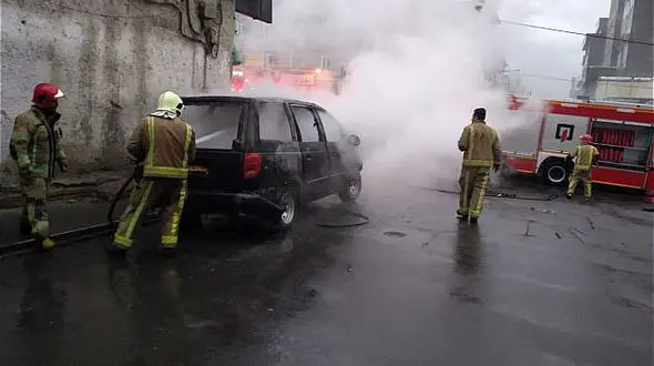 خودروی ون در آتش سوخت + عکس