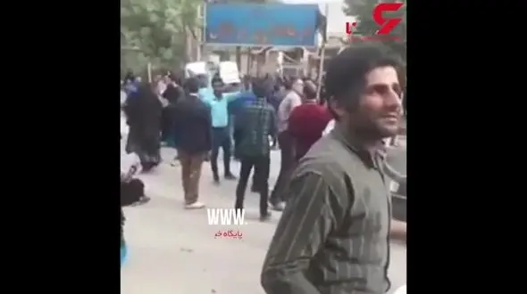 اعتراض اهالی روستای چنار به ماجرای شیوع ایدز در مقابل فرمانداری + فیلم