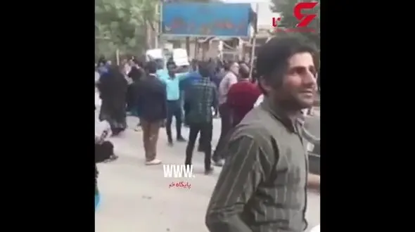 اعتراض اهالی روستای چنار به ماجرای شیوع ایدز در مقابل فرمانداری + فیلم