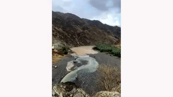 فیلم حیرت آور و هوایی از وقوع سیل / از فرار به موقع مردم شوکه می شوید / ببینید