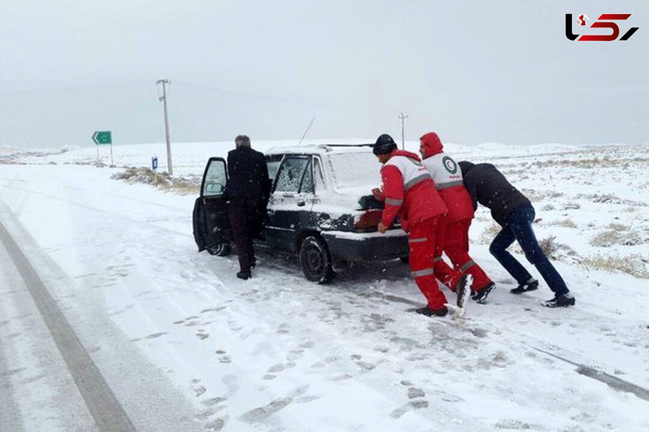 امدادرسانی به مسافران گرفتار در برف در استان سمنان