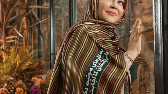 تصویر بهاره رهنما با کلاه در سالگرد پدرش