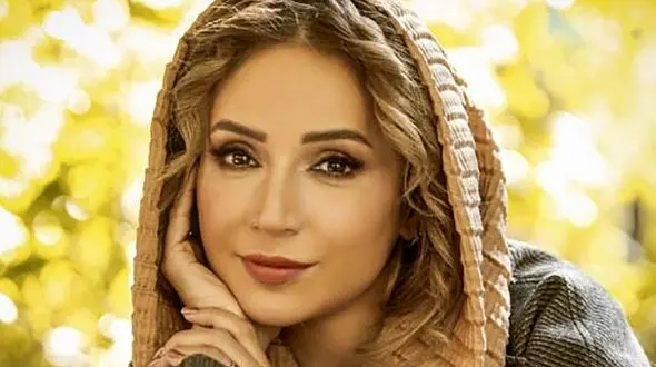 سلفی بی نظیر شبنم قلی خانی در آینه