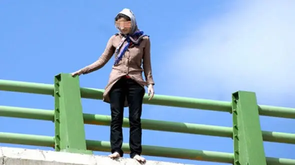 زن جوان که قصد داشت خود را از پل حافظ به پایین پرت کند با تلاش شوهرش منصرف شد + عکس