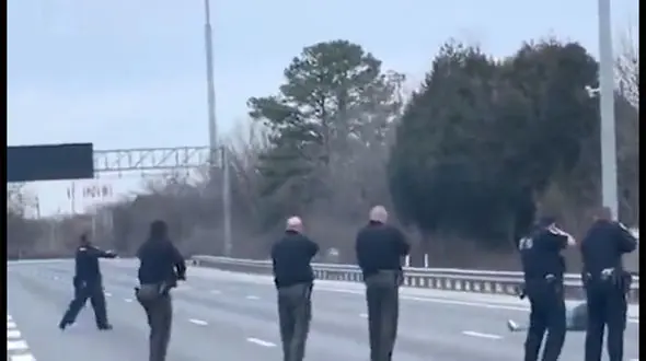 ببینید / تیرباران مرد مسلح در وسط خیابان + فیلم شوک آور