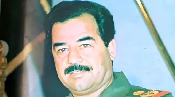 عکس صدام حسین با گذاشتن تفنگ روی مغز زن اولش .../ بیچاره زن وحشت زده ...