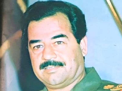 عکس صدام حسین با گذاشتن تفنگ روی مغز زن اولش .../ بیچاره زن وحشت زده ...