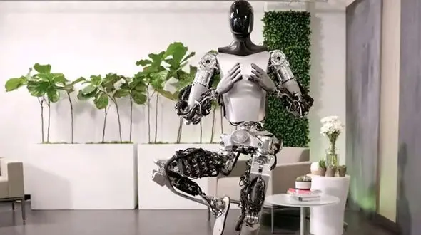 ربات انسان‌ نمای تسلا چگونه نسبت به گذشته عملکرد بهتری دارد؟