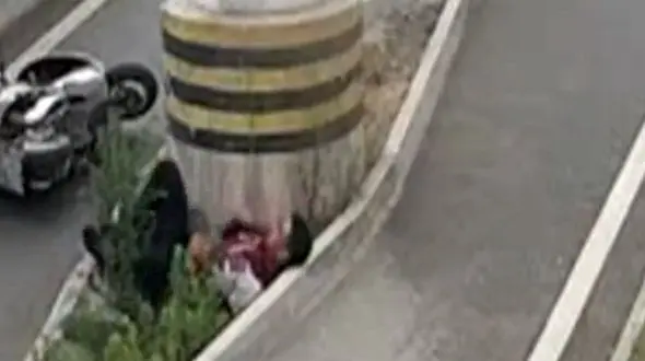 بی تفاوتی بی رحمانه  مردم به موتور سوار آسیب دیده + فیلم