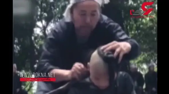 مهارت عجیب پیرمرد در کوتاه کردن موی سر با داس! + فیلم 