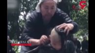 مهارت عجیب پیرمرد در کوتاه کردن موی سر با داس! + فیلم 