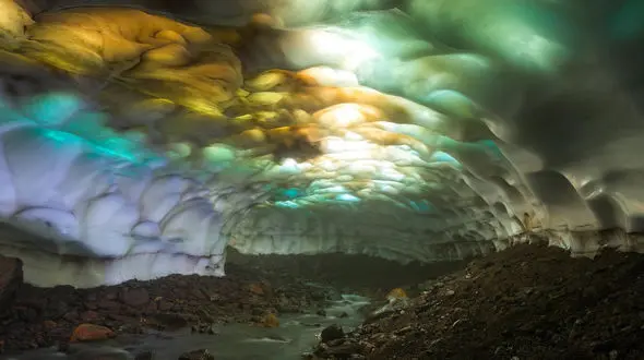 تصویری عجیب از یک غار یخی+عکس