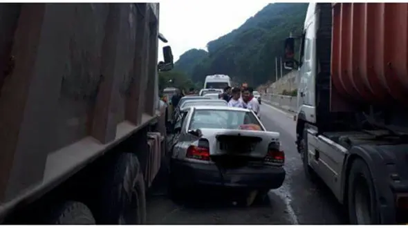 تصادف زنجیره ای 9 خودرو در سوادکوه