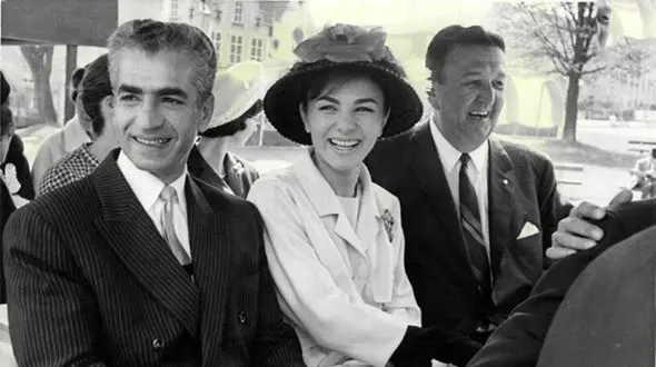 عکس سفر به ایام قدیم /  تحولات عظیم پوشاک و مد که فرح پهلوی به مملکت آورد / فقط لباس جوکری شاه را ببینید ....