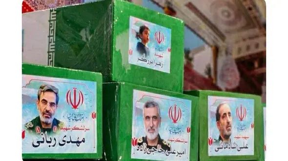 پیکر دختر سه ساله شهیده بر روی دوش سه شهید امیرعلی حاجی زاده، مهدی ربانی و علی شادمانی + عکس