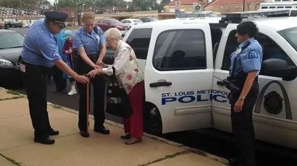 این پیرزن 102 ساله نیکوکار به خاطر جوراب رنگی دستگیر شد+عکس