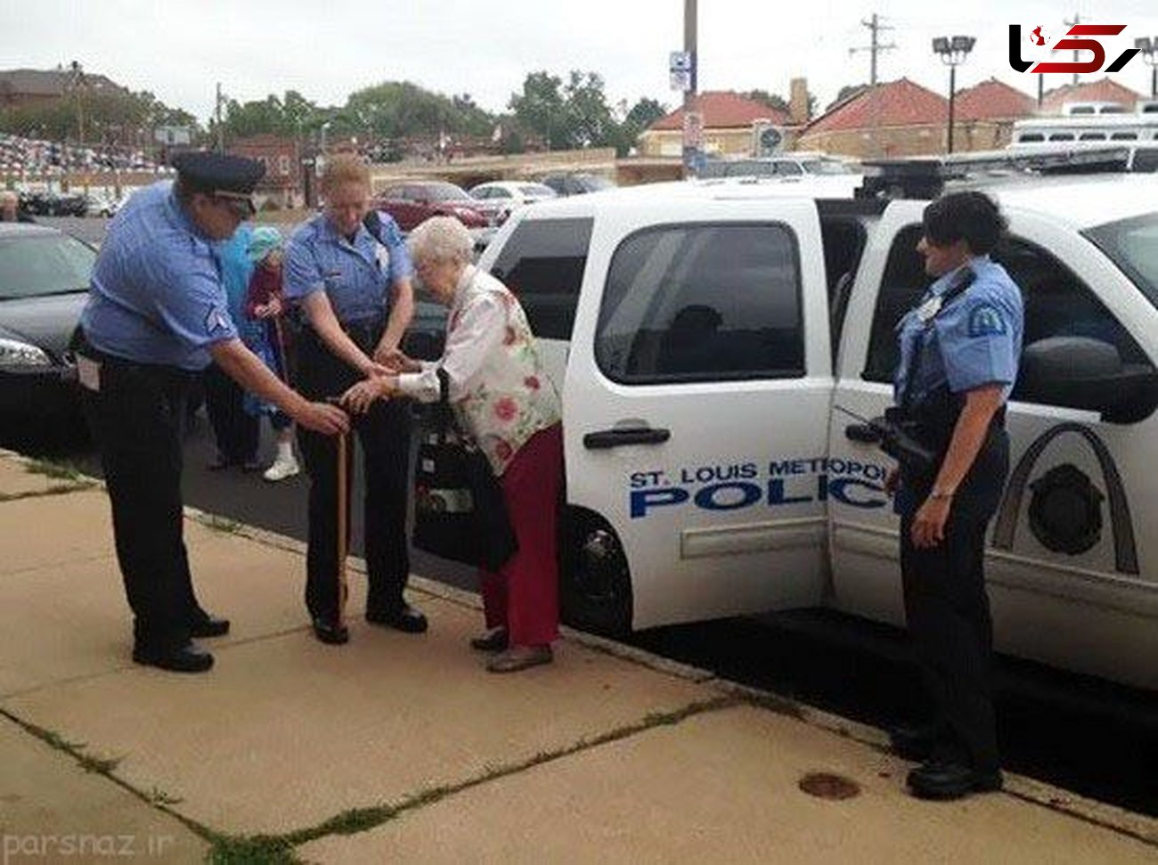 این پیرزن 102 ساله نیکوکار به خاطر جوراب رنگی دستگیر شد+عکس