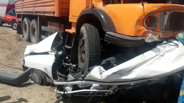 عکس / 3 تن داخل پراید له شدند /  کامیون سواری را پرس کرد