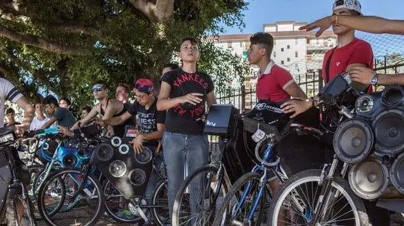 دوچرخه سوارها خیابان را تبدیل به دیسکو کرده اند! + تصاویر