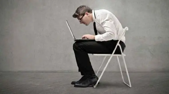 بد نشستن چه آسیب هایی به ستون فقرات وارد می کند؟