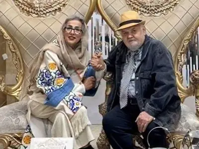 فیلم / نگاهی به چیدمان خانه شاهانه و مجلل «اکبر عبدی» کمدین محبوب و همسرش/ از مبلمان سلطنتی و مدرن تا چراغ های سنتی و کتابخانه پر از کتاب ...