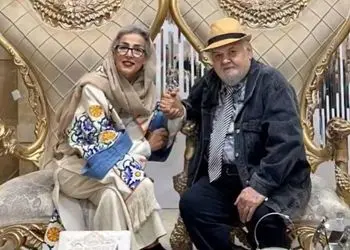 فیلم / نگاهی به چیدمان خانه شاهانه و مجلل «اکبر عبدی» کمدین محبوب و همسرش/ از مبلمان سلطنتی و مدرن تا چراغ های سنتی و کتابخانه پر از کتاب ...