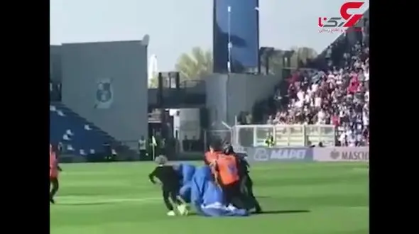 فرود چتر باز وسط زمین فوتبال بازی اینتر میلان در سری آ ایتالیا + فیلم 