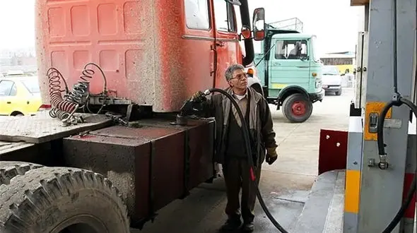 ما وسط بیابان بدون سوخت مانده ایم! / سامانه سوخت کامیونداران را در جاده ها سرگردان کرد + فیلم