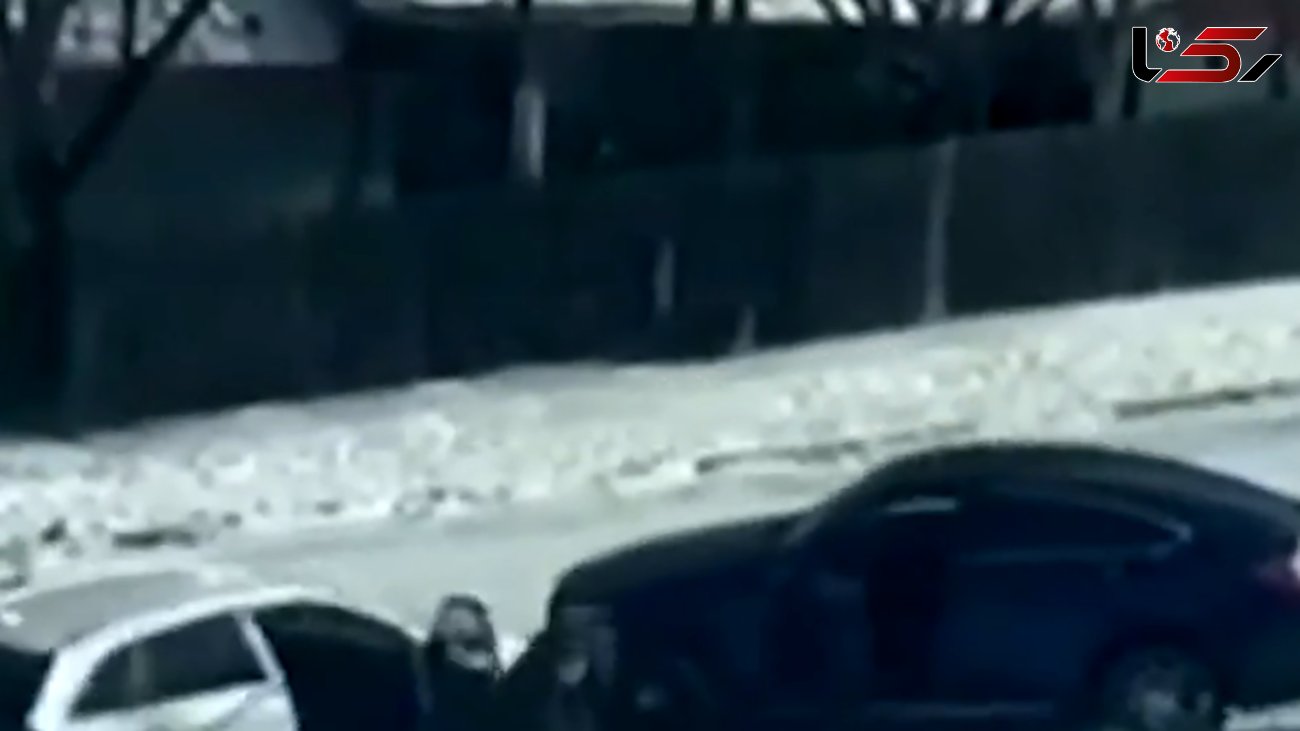سر خوردن خودروها روی برف و یخ شدید در تگزاس+ فیلم 