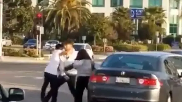 دعوای وحشتناک زنانه به خاطر تصادف/ببنید چه ضربه هایی رد و بدل می شود + فیلم