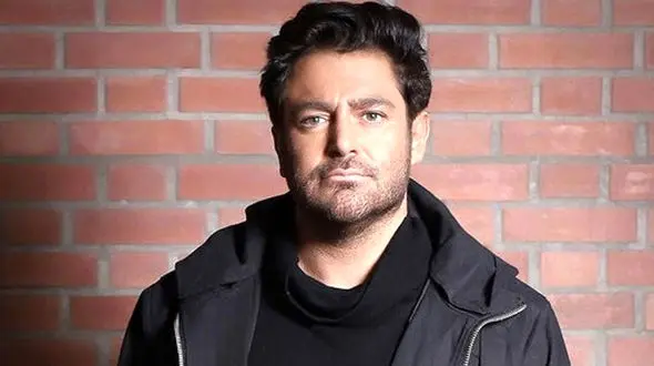 فخرفروشی محمدرضا گلزار با بنز جدیدش در  تهران ! + فیلم