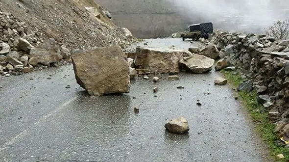 خطر ریزش  سنگ در جاده های کوهستانی البرز / مراقب باشید