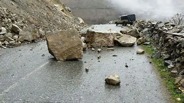 ریزش مرگبار سنگ  روی پژو 207 در جاده هراز / مادر و 2 فرزندش شاهد مرگ پدر خانواده بودند + جزییات