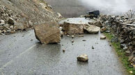 خطر ریزش  سنگ در جاده های کوهستانی البرز / مراقب باشید