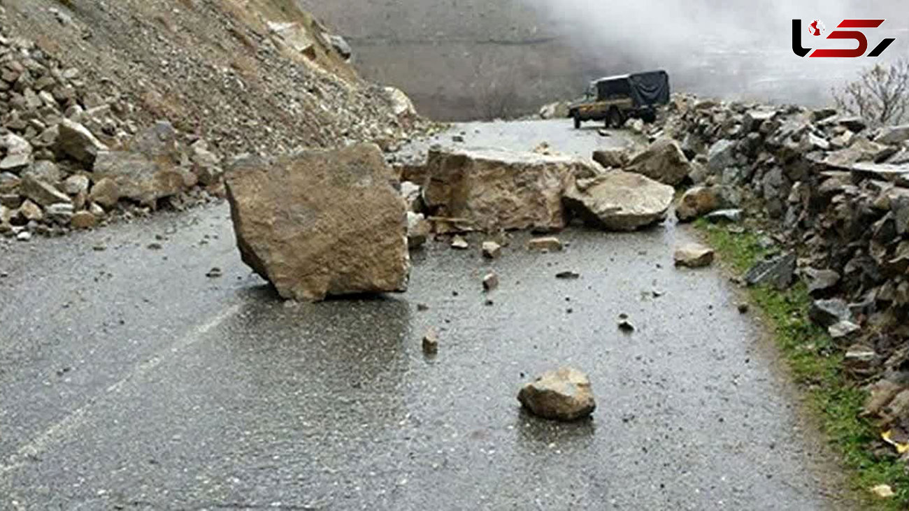 ریزش مرگبار سنگ  روی پژو 207 در جاده هراز / مادر و 2 فرزندش شاهد مرگ پدر خانواده بودند + جزییات