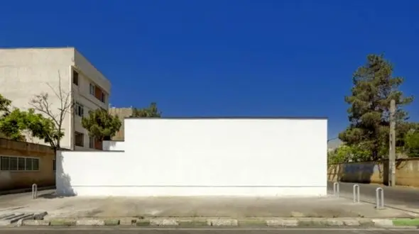 عجیبترین خانه تهران با نمای قوطی کبریت سفید ولی داخلی منحصربفرد و متفاوت که جهان معماری را شگفت زده کرده/ هرگز گول ظاهر رو نخورید که پشت این سادگی جهانی از خلاقیت پنهان است