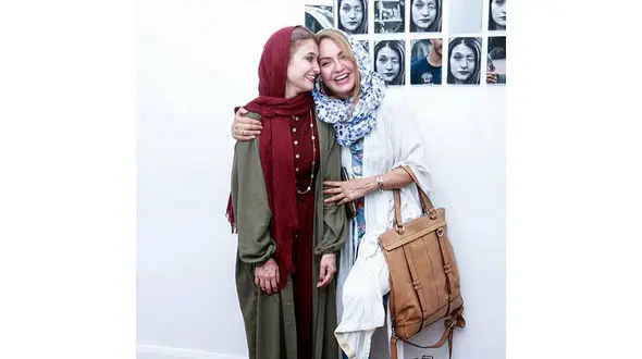 مهناز افشار در کنار دختر قربانی اسیدپاشی
