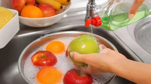 10 اشتباه رایج در شستن میوه با مایع ظرفشویی؛ این کار سلامت شما را به خطر می‌اندازد!