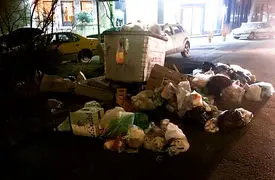 تهران در محاصره زباله / قوه قضائیه پیگیر تضییع حقوق عامه باشد / وزارتخانه های کشور و بهداشت زباله های بی سر و سامان را در خیابان ها نمی بینند؟ + فیلم