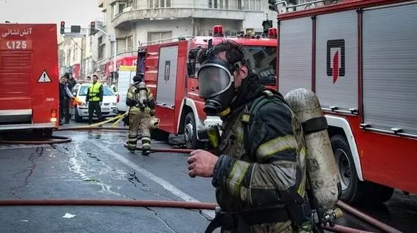 صحنه آتش گرفتن 4  ماشین در مولوی تهران 