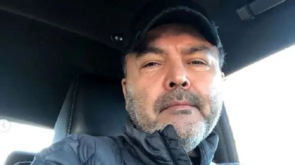 (عکس) گریه های تلخ فریبرز عرب نیا در روز تشییع پیکر همسر جوانش/ روحش شاد و یادش گرامی