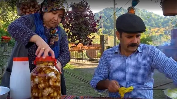 لذت درست کردن سیرترشی و جوجه کباب در قلب روستا / فیلم