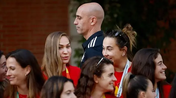 بوسه جنجالی فوتبال اسپانیا لب خوانی شد ! / بوسه با رضایت بود ؟! + نتیجه لب خوانی