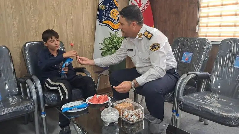 پلیس راه کودک ۱۲ ساله جا مانده در ترافیک را سالم به آغوش خانواده رساند