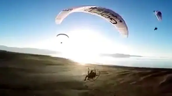 چتر سواری هیجان انگیز بر فراز دریاچه + فیلم دیدنی