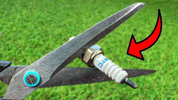 فیلم / با این روش سریع و ساده قیچی را با شمع خودرو تیز کنید