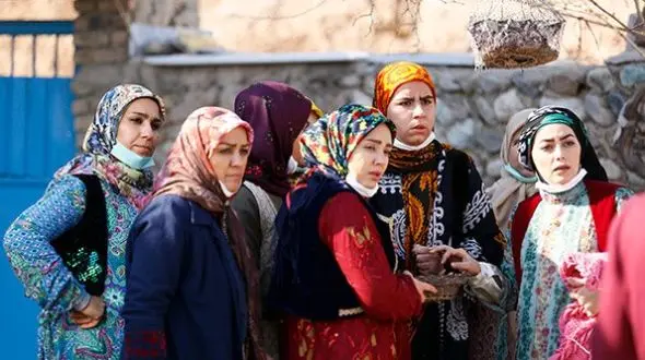 تصویری جالب از جمع زنانه دختران نوری در پشت صحنه سریال نون خ / ندا قاسمی و هدیه بازوند